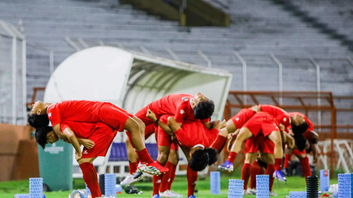 Sejumlah pemain Timnas Indonesia U-17 mengikuti latihan menjelang laga ASEAN U-17 Boys Championship di Lapangan Stadion Gelora 10 November, Surabaya, Jawa Timur, Minggu (12/4/2026). (Riana Setiawan / Jawa Pos)