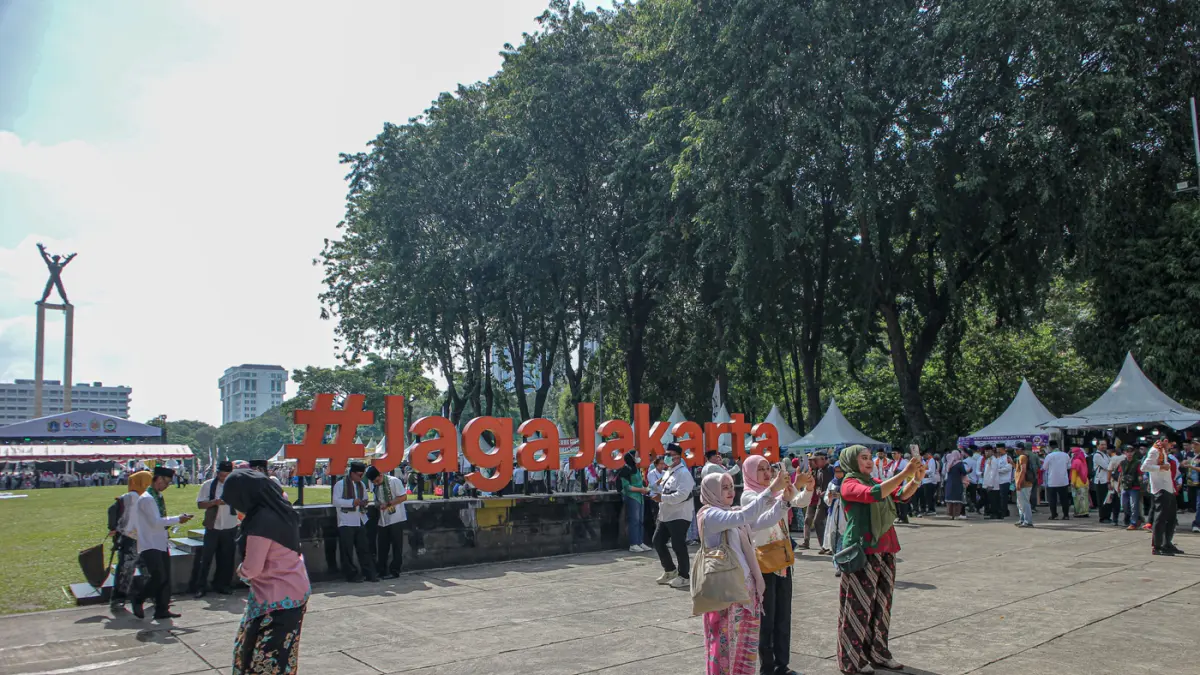 Suasana masyrakat memadati acara lebaran Betawi di Lapangan Banteng, Jakarta, Sabtu (11/04/2026). (Hanung Hambara/Jawa Pos)