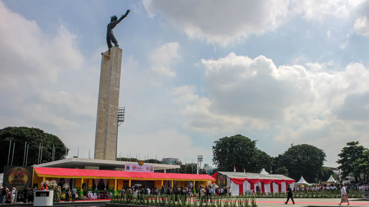Suasana masyrakat memenuhi stand UMKM saat lebaran Betawi di Lapangan Banteng, Jakarta, Sabtu (11/04/2026). (Hanung Hambara/Jawa Pos)