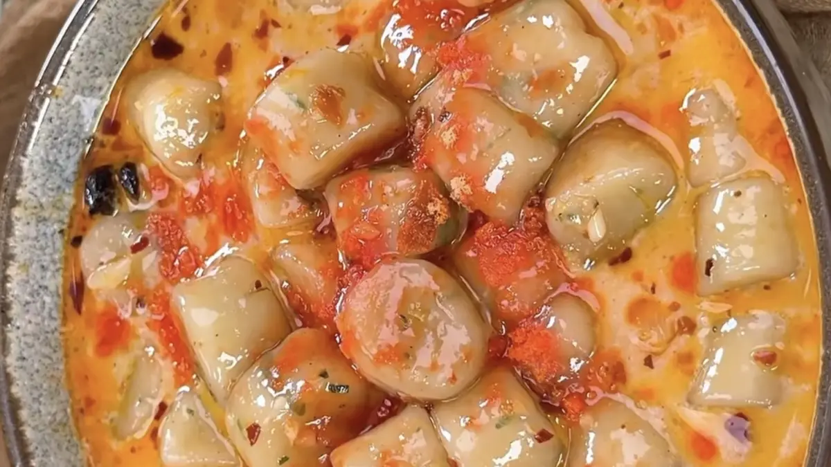 Potret citong kuah keju yang kenyal dengan kuah creamy pedas. (Sumber: instagram.com/@firhanmci6) - Image