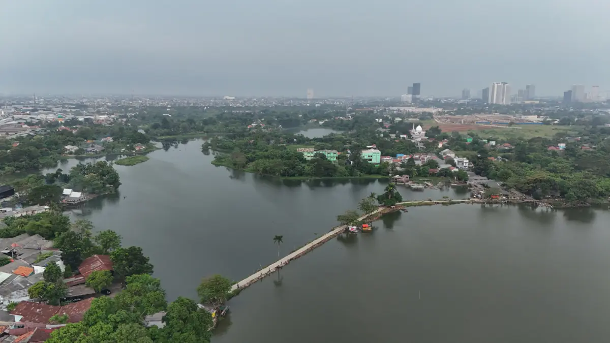 Foto udara Situ Cipondoh, Kota Tangerang, Banten, Selasa (14/4/2026). (Dery Ridwansah/ JawaPos.com)