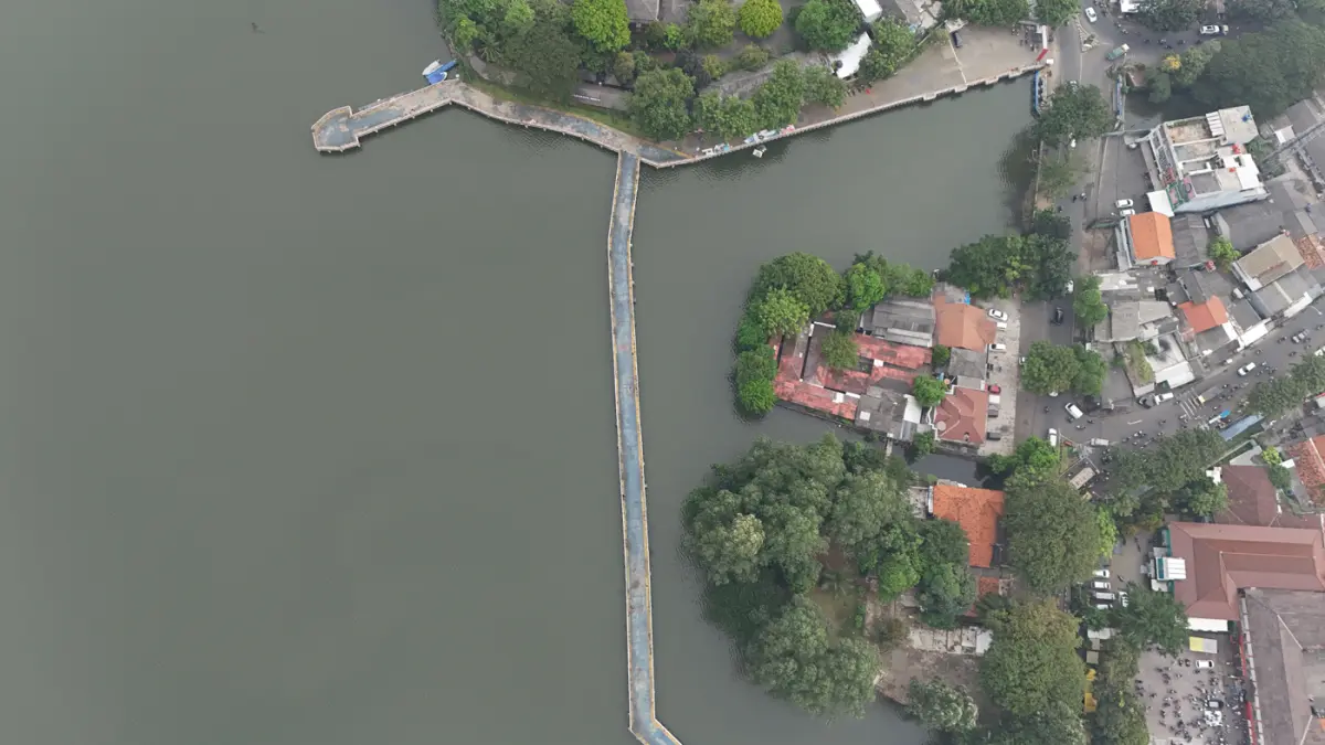 Foto udara Situ Cipondoh, Kota Tangerang, Banten, Selasa (14/4/2026). (Dery Ridwansah/ JawaPos.com)