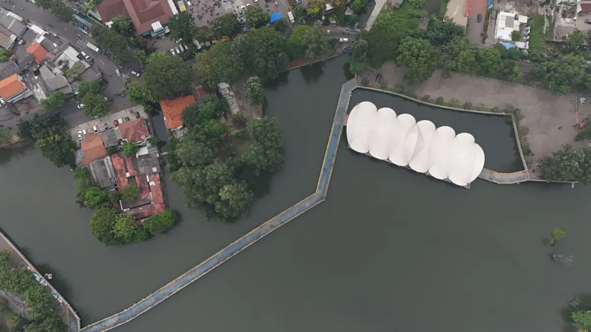 Foto udara Situ Cipondoh, Kota Tangerang, Banten, Selasa (14/4/2026). (Dery Ridwansah/ JawaPos.com)