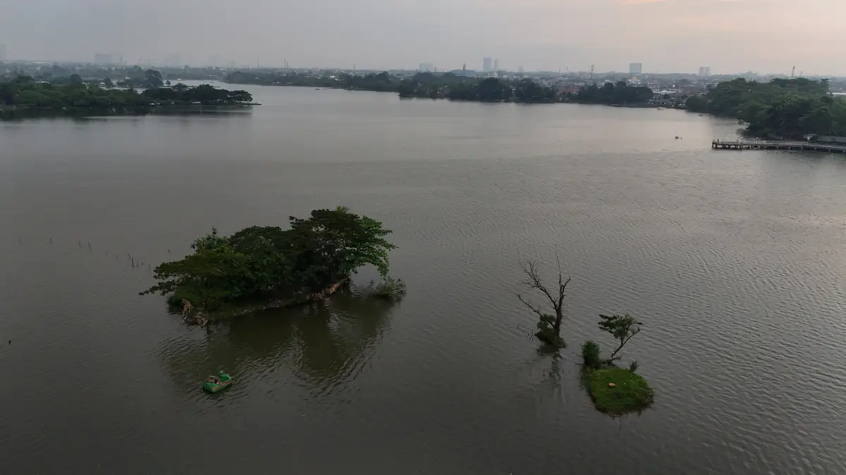 Foto udara Situ Cipondoh, Kota Tangerang, Banten, Selasa (14/4/2026). (Dery Ridwansah/ JawaPos.com)