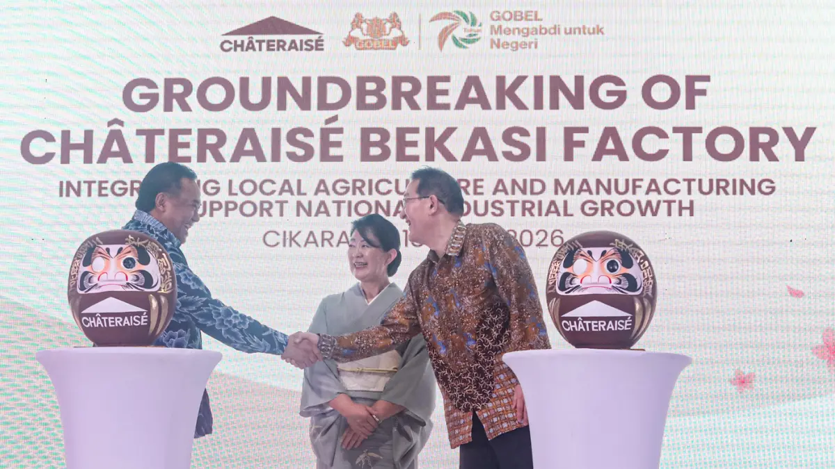 (Dari kiri) Chairman Gobel Group Rachmat Gobel, Chief Executive Officer (CEO) Châteraisé Holdings Co. Takako Saito dan CEO Châteraisé Co., Ltd., Japan Yuji Furuya berbincang usai melukis daruma saat groundbreaking pembangunan pabrik kedua Châteraisé Indon