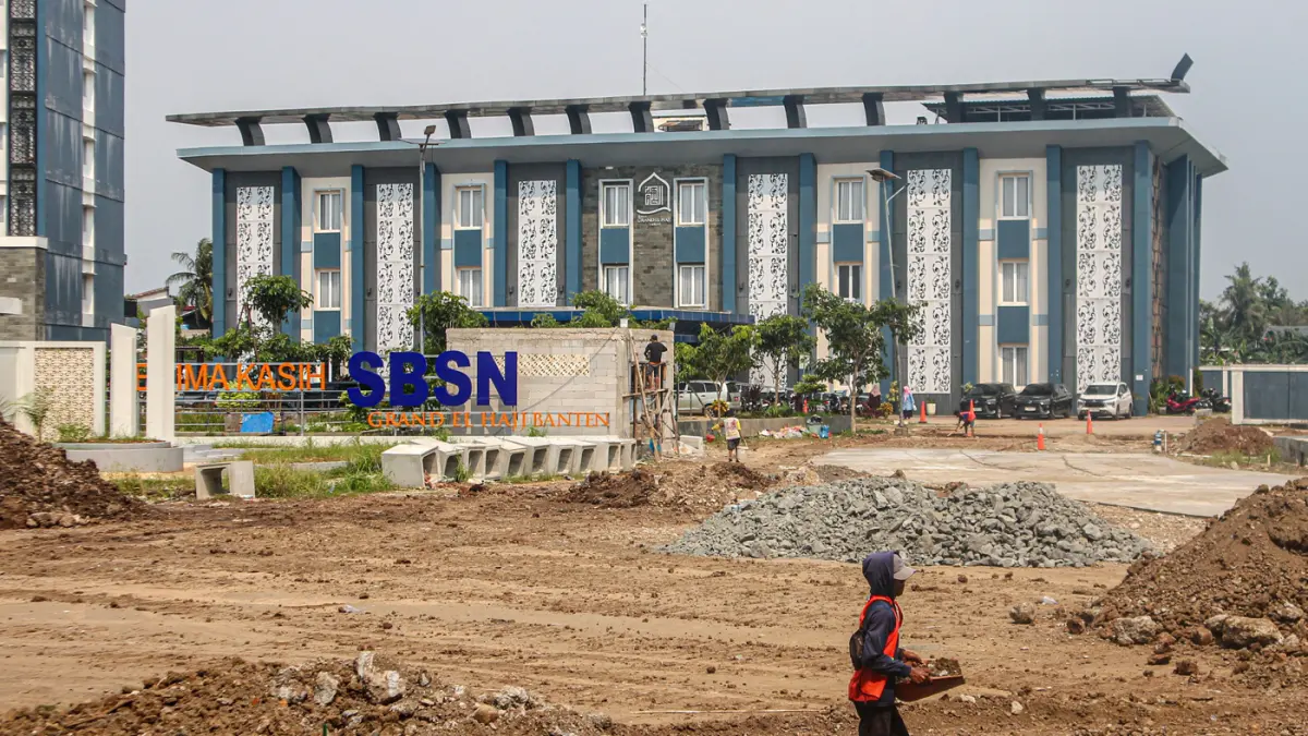 Pekerja melakukan pengecoran di halaman Asrama Haji Grand El Hajj Banten, Cipondoh, Kota Tangerang, Senin (13/04/2026). (Hanung Hambara/Jawa Pos)