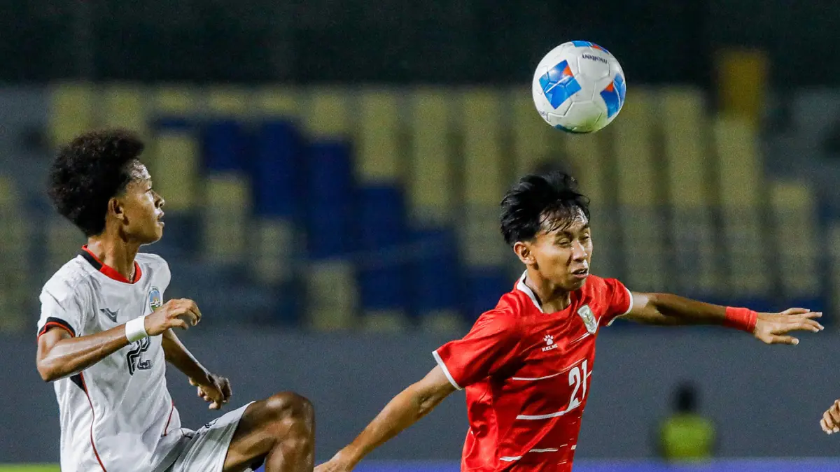 Pemain Timnas Indonesia U-17, Alfredo Nugroho berusaha melewati hadangan pemain Timor Leste U-17 Jermias Tukan dalam ASEAN U-17 Boys Championship di Stadion Gelora Joko Samudro, Gresik, Senin (13/4) malam. (Riana Setiawan / Jawa Pos)