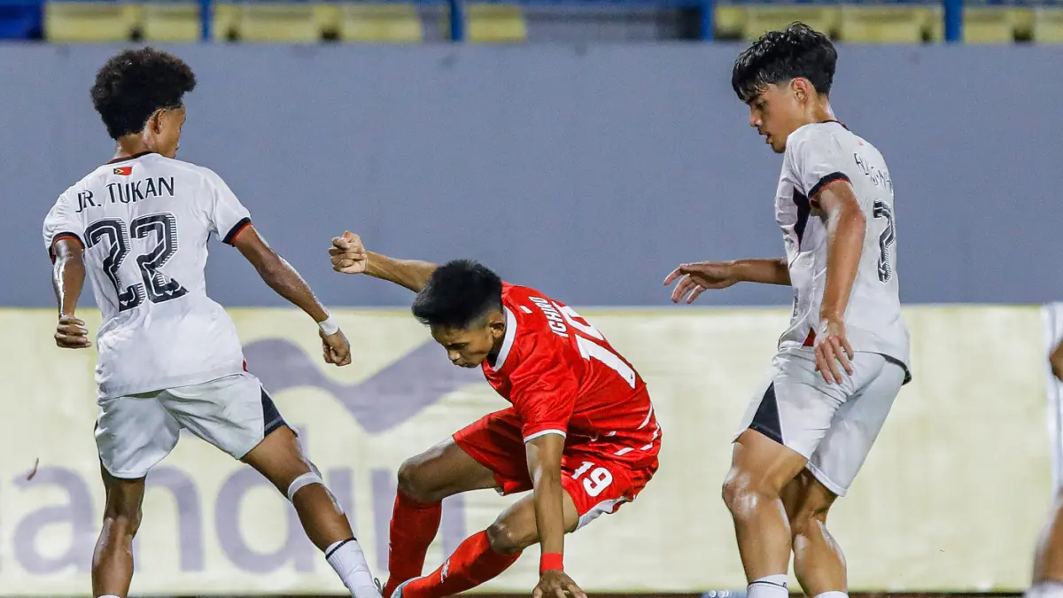 Pemain Timnas Indonesia U-17 Ichiro Al Buchori berusaha berusaha melewati hadangan pemain Timor Leste U-17 Jermias Tukan dalam ASEAN U-17 Boys Championship di Stadion Gelora Joko Samudro, Gresik, Senin (13/4) malam. (Riana Setiawan / Jawa Pos)