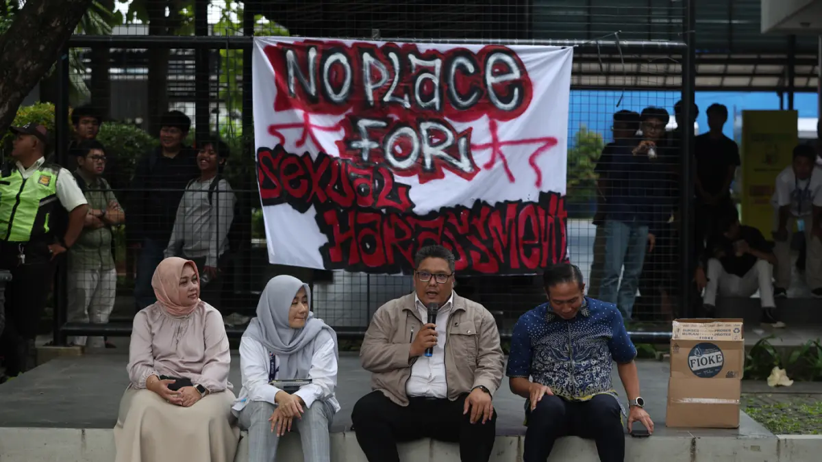Perwakilan Dosen Universitas Budi Luhur (UBL) hadiri forum terbuka di Taman Laku Luhur, terkait kasus kekerasan seksual, Selasa (14/4/2026). (Dery Ridwansah/ JawaPos.com)