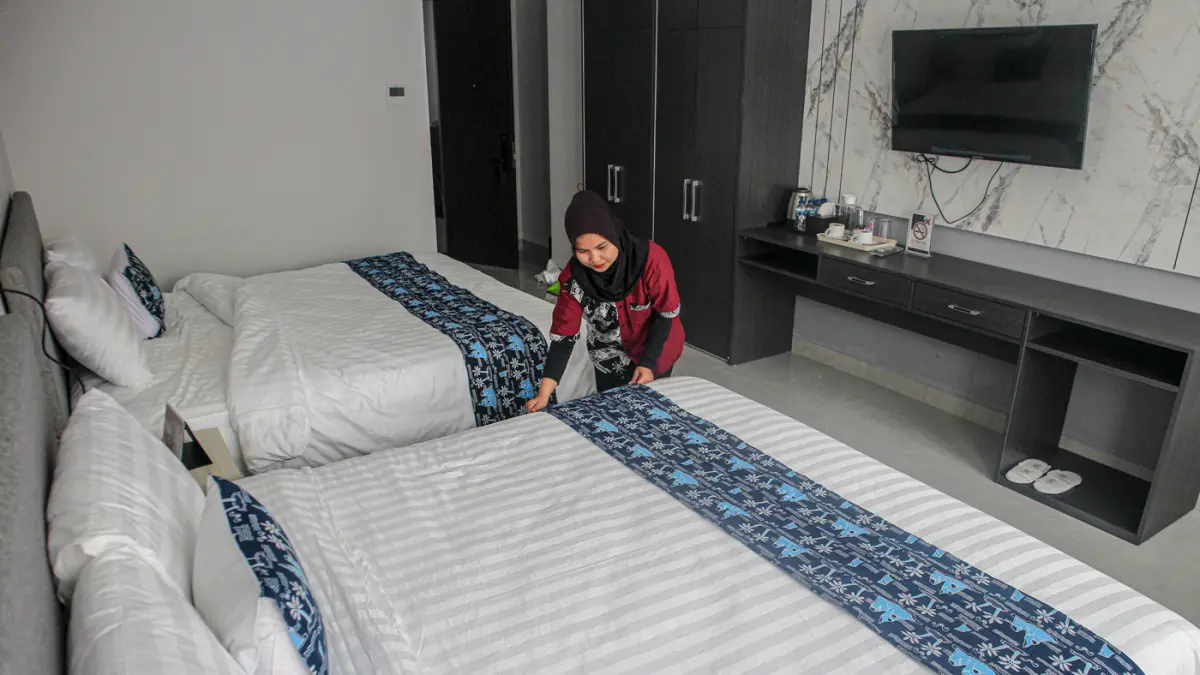 Petugas membersihkan kamar jelang kedatangan calon jamaah haji asal Banten di Asrama Haji Grand El Hajj Banten, Cipondoh, Kota Tangerang, Senin (13/04/2026). (Hanung Hambara/Jawa Pos)