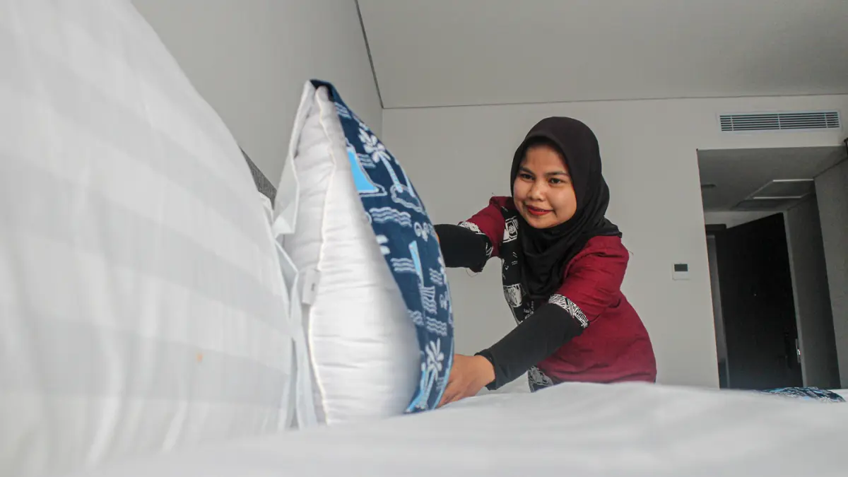 Petugas membersihkan kamar jelang kedatangan calon jamaah haji asal Banten di Asrama Haji Grand El Hajj Banten, Cipondoh, Kota Tangerang, Senin (13/04/2026). (Hanung Hambara/Jawa Pos)
