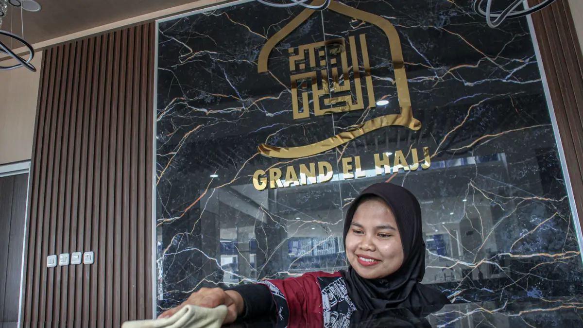 Petugas membersihkan kamar jelang kedatangan calon jamaah haji asal Banten di Asrama Haji Grand El Hajj Banten, Cipondoh, Kota Tangerang, Senin (13/04/2026). (Hanung Hambara/Jawa Pos)