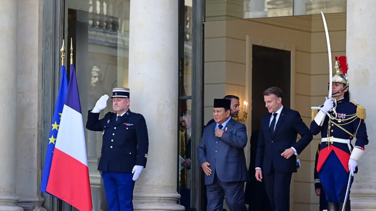 Presiden Prabowo Subianto dan Presiden Prancis Emmanuel Macron saat bertemu di Istana Paris, Prancis, Selasa (14/4/2026). (Biro Setpres)