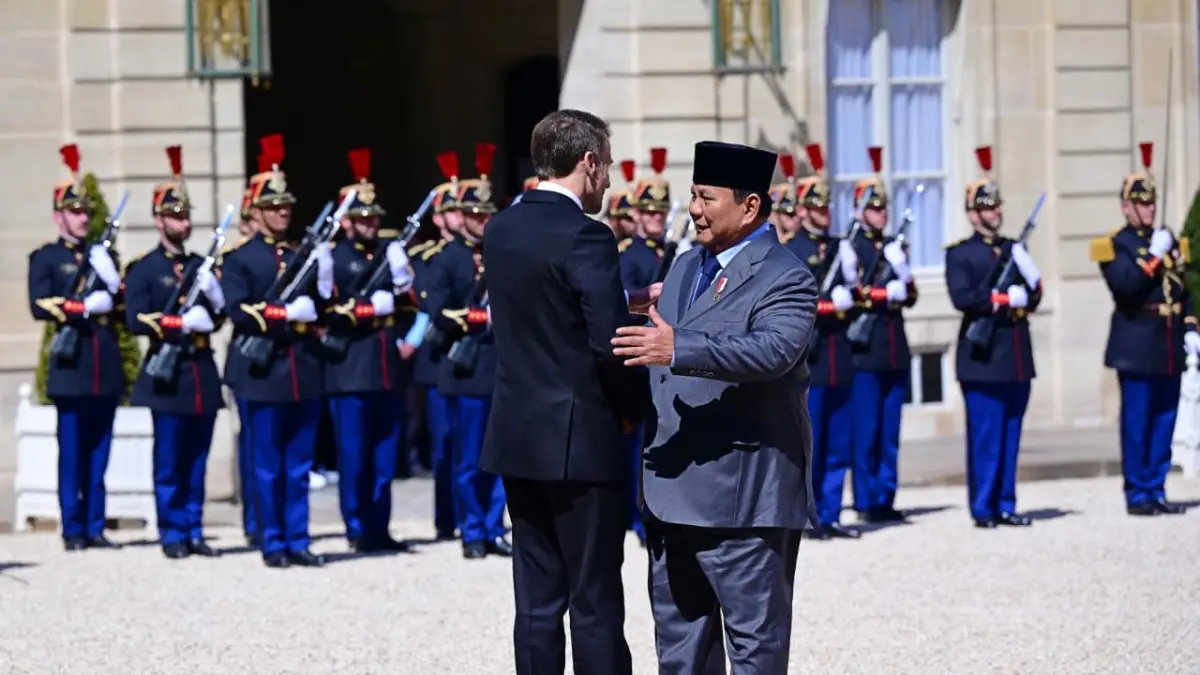 Presiden Prabowo Subianto dan Presiden Prancis Emmanuel Macron saat bertemu di Istana Paris, Prancis, Selasa (14/4/2026). (Biro Setpres)