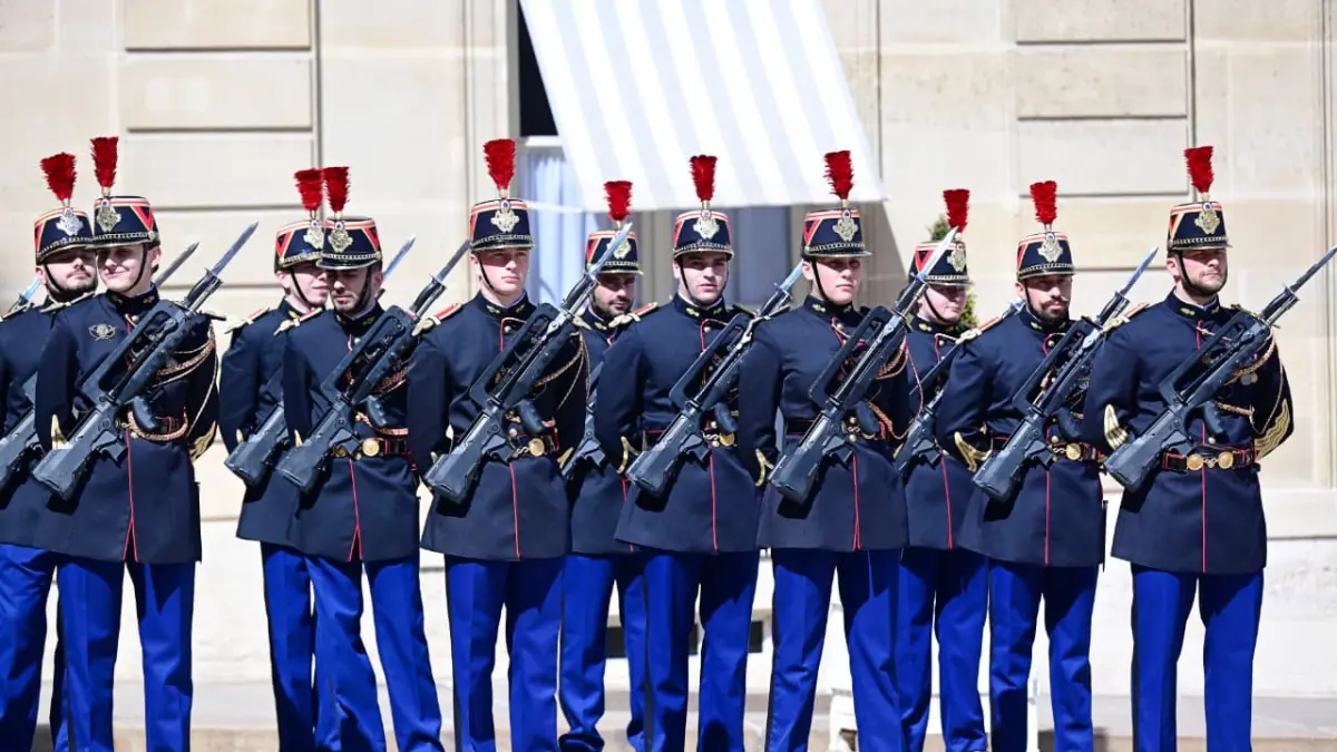 Presiden Prabowo Subianto melakukan penghormatan kepada pasukan sebelum bertemu Presiden Prancis Emmanuel Macron di Istana Paris, Prancis, Selasa (14/4/2026). (Biro Setpres)