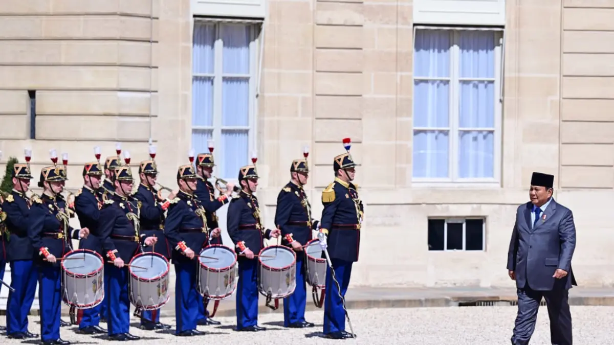 Presiden Prabowo Subianto melakukan penghormatan kepada pasukan sebelum bertemu Presiden Prancis Emmanuel Macron di Istana Paris, Prancis, Selasa (14/4/2026). (Biro Setpres)