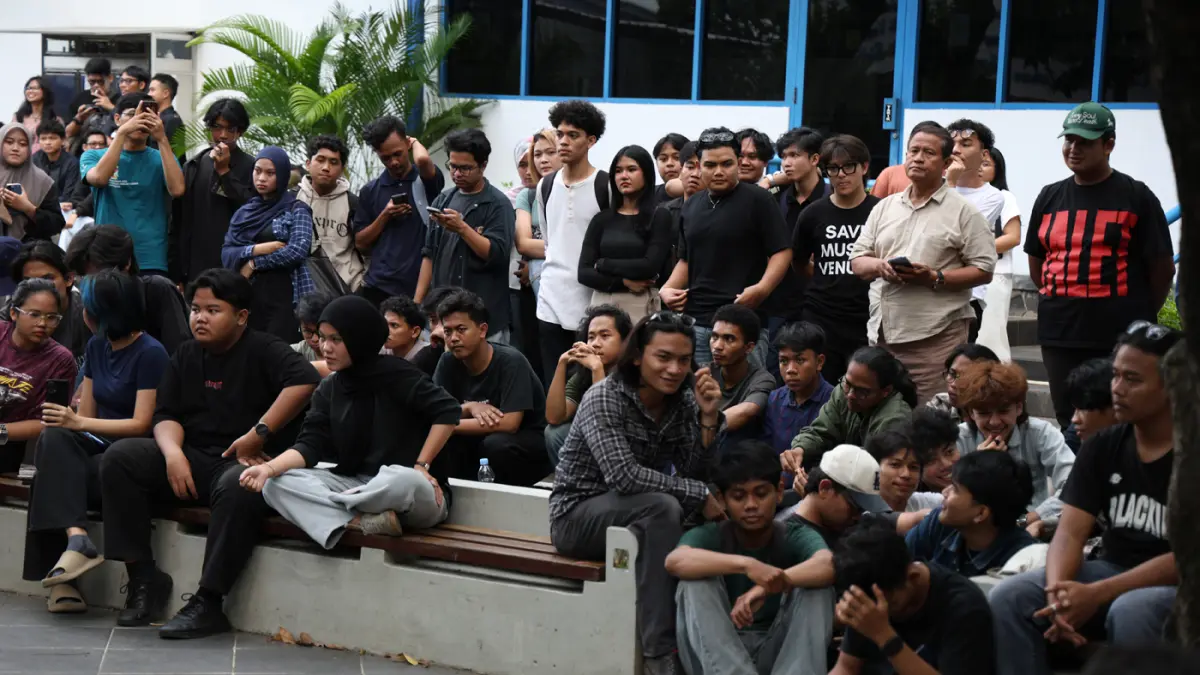 Ratusan mahasiswa Universitas Budi Luhur (UBL) hadiri forum terbuka di Taman Laku Luhur, terkait kasus kekerasan seksual, Selasa (14/4/2026). (Dery Ridwansah/ JawaPos.com)