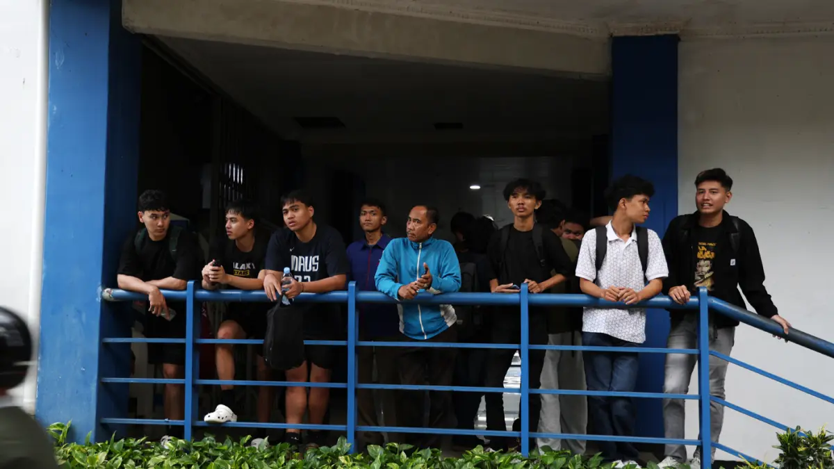 Ratusan mahasiswa Universitas Budi Luhur (UBL) hadiri forum terbuka di Taman Laku Luhur, terkait kasus kekerasan seksual, Selasa (14/4/2026). (Dery Ridwansah/ JawaPos.com)