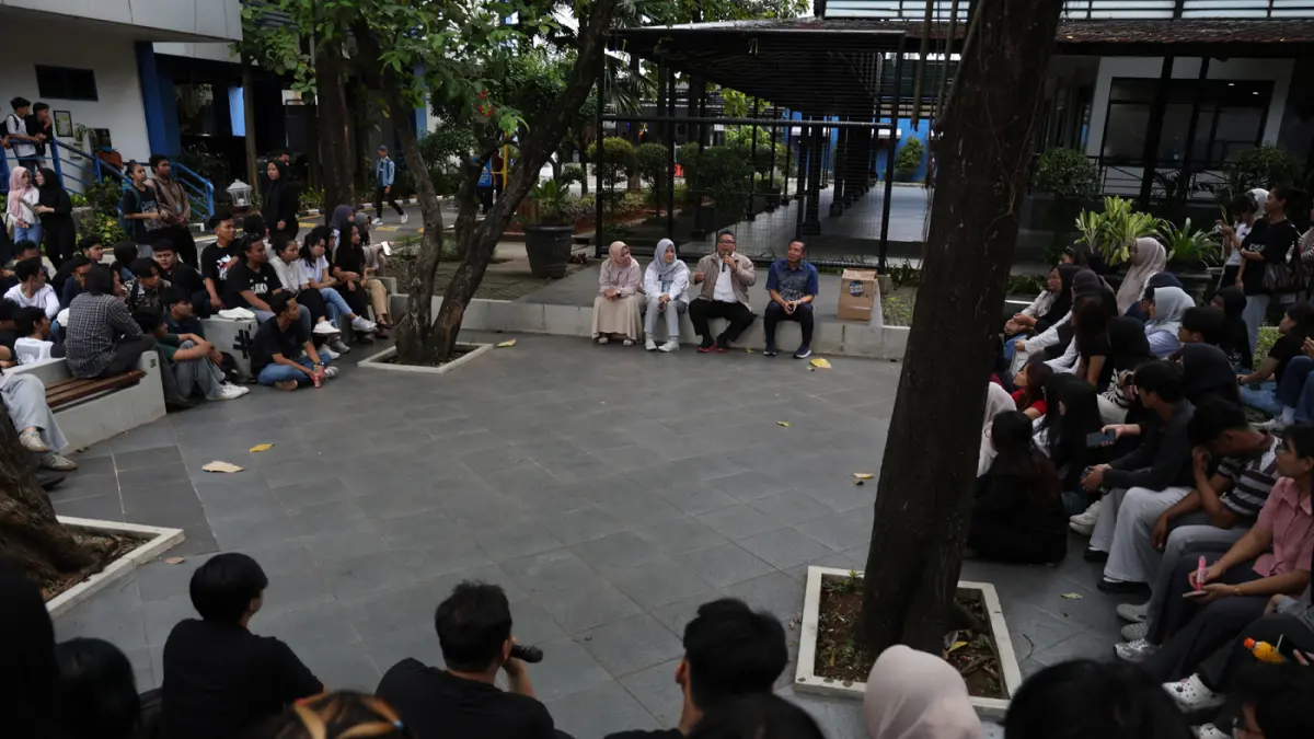 Ratusan mahasiswa Universitas Budi Luhur (UBL) hadiri forum terbuka di Taman Laku Luhur, terkait kasus kekerasan seksual, Selasa (14/4/2026). (Dery Ridwansah/ JawaPos.com)