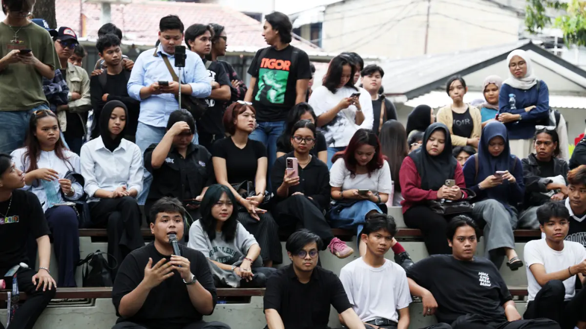 Ratusan mahasiswa Universitas Budi Luhur (UBL) hadiri forum terbuka di Taman Laku Luhur, terkait kasus kekerasan seksual, Selasa (14/4/2026). (Dery Ridwansah/ JawaPos.com)