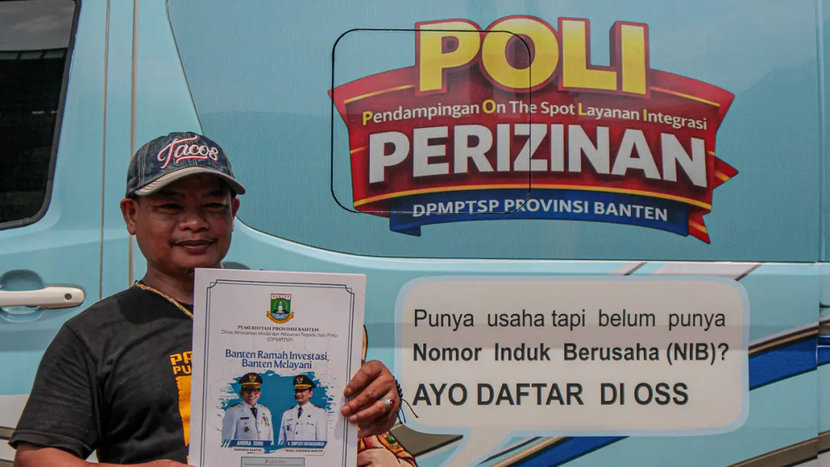 Rusnadi pedagang pasar menunjukan surat NIB usai mengurusnya di Mobil Pendamping On The Spot Layanan Integrasi (POLI) di Pasar Anyar, Kota Tangerang, Selasa (14/04/2026). (Hanung Hambara/Jawa Pos)