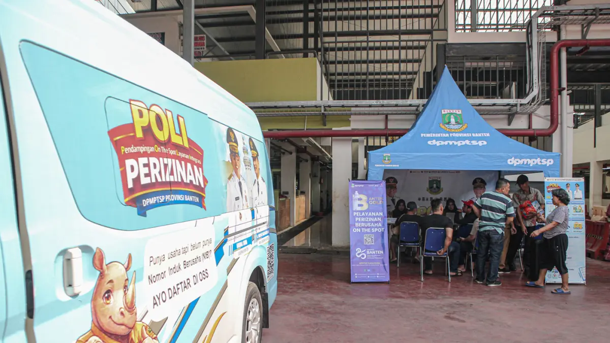 Sejumlah pedagang mendaftarkan usaha mereka di Mobil Pendamping On The Spot Layanan Integrasi (POLI) di Pasar Anyar, Kota Tangerang, Selasa (14/04/2026). (Hanung Hambara/Jawa Pos)