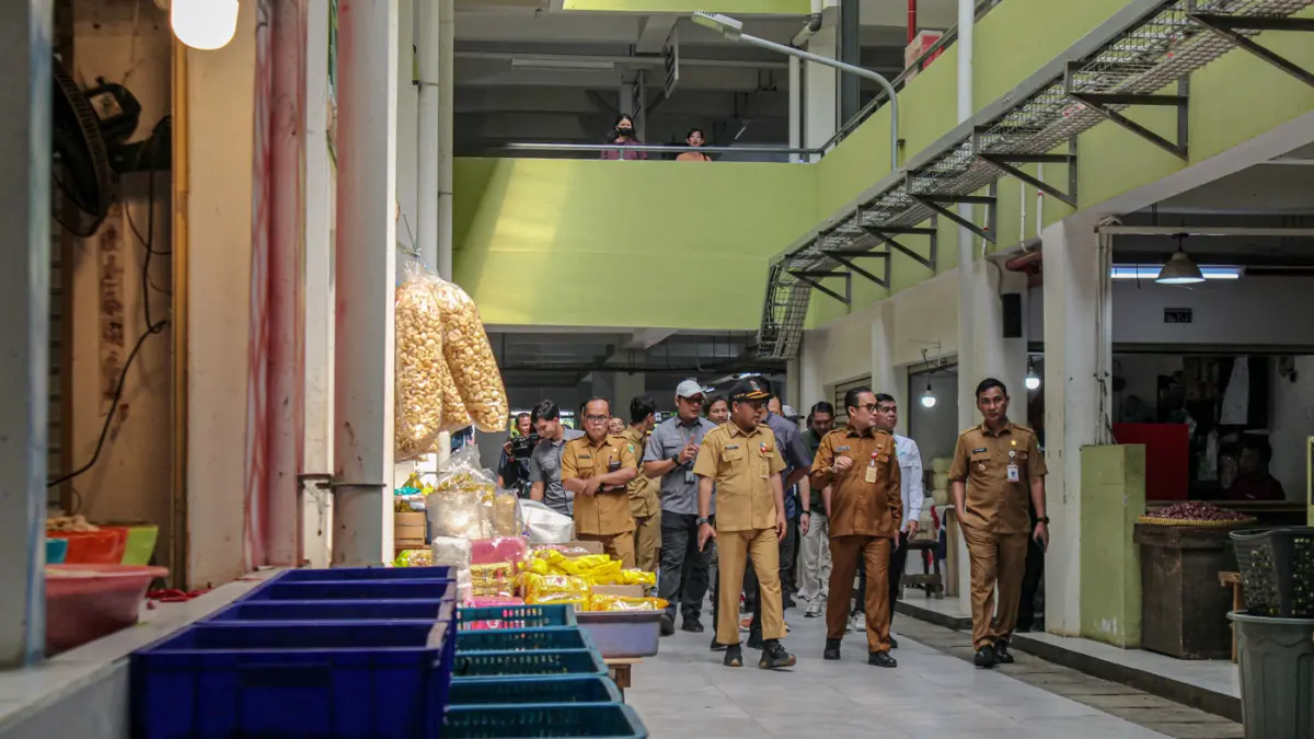 Sejumlah pedagang mendaftarkan usaha mereka di Mobil Pendamping On The Spot Layanan Integrasi (POLI) di Pasar Anyar, Kota Tangerang, Selasa (14/04/2026). (Hanung Hambara/Jawa Pos)