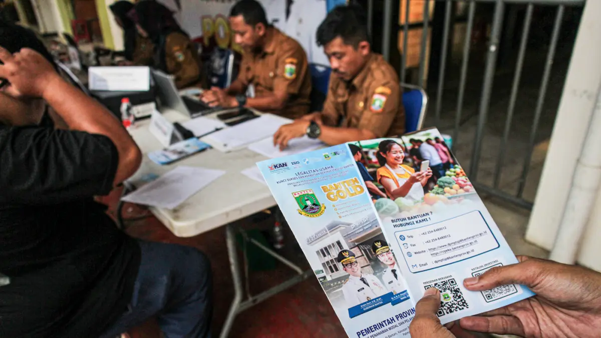 Sejumlah pedagang mendaftarkan usaha mereka di Mobil Pendamping On The Spot Layanan Integrasi (POLI) di Pasar Anyar, Kota Tangerang, Selasa (14/04/2026). (Hanung Hambara/Jawa Pos)