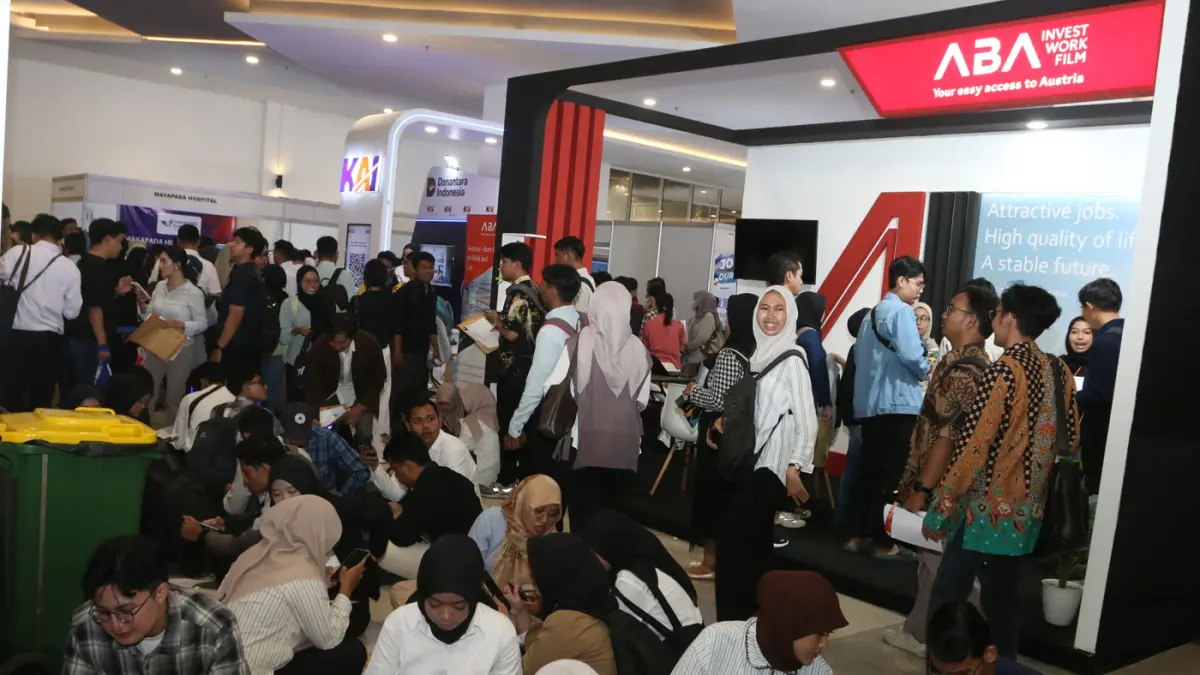 Antusiasme pencari kerja terlihat membludak pada hari pertama Gelaran Campus Job Fair Semarang 2026,