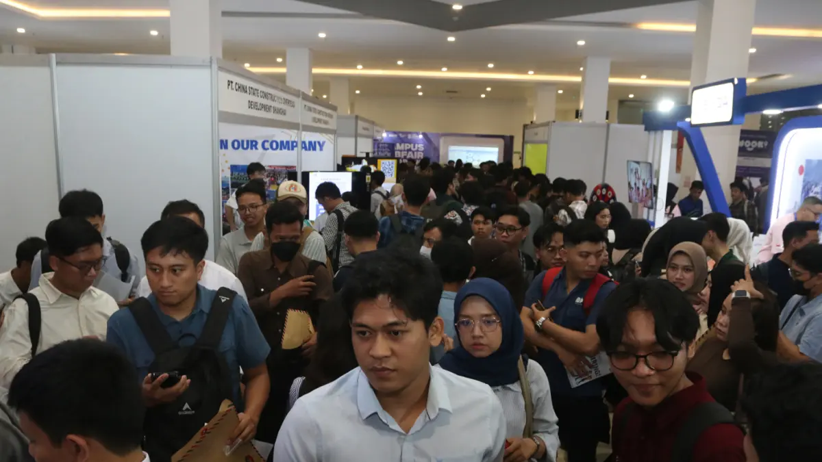 Antusiasme pencari kerja terlihat membludak pada hari pertama Gelaran Campus Job Fair Semarang 2026. (Nur Chamim/Jawapos Radar Semarang)