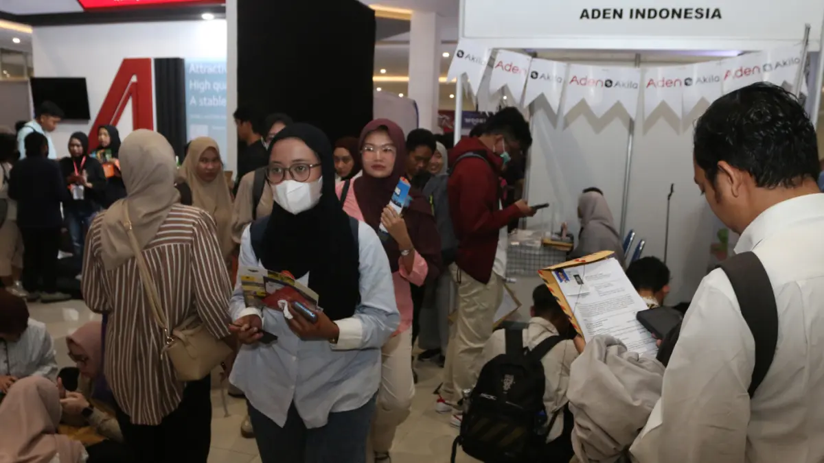 Antusiasme pencari kerja terlihat membludak pada hari pertama Gelaran Campus Job Fair Semarang 2026. (Nur Chamim/Jawapos Radar Semarang)