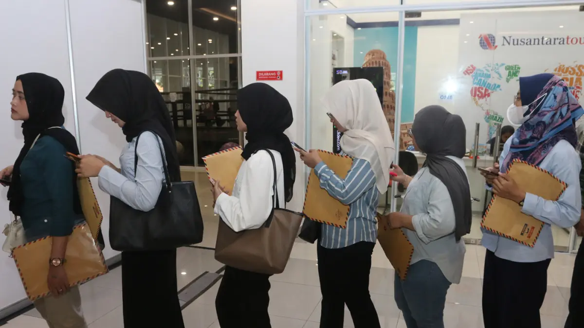 Antusiasme pencari kerja terlihat membludak pada hari pertama Gelaran Campus Job Fair Semarang 2026. (Nur Chamim/Jawapos Radar Semarang)