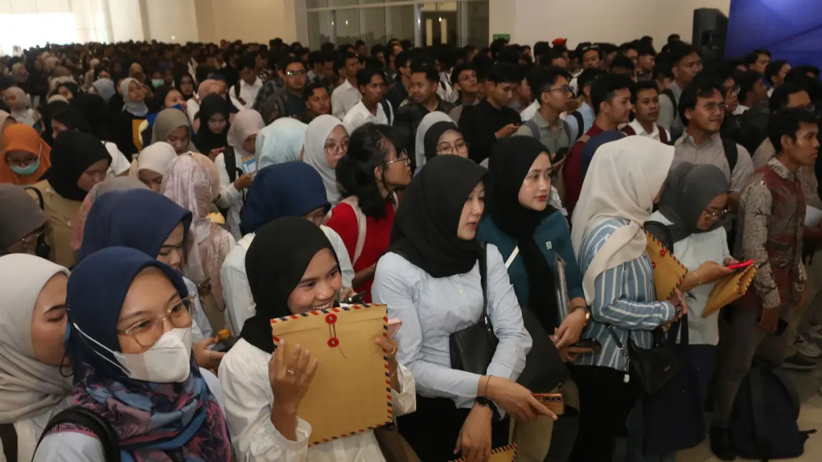 Ribuan Pelamar Serbu Booth KAI di Job Fair Undip - Image
