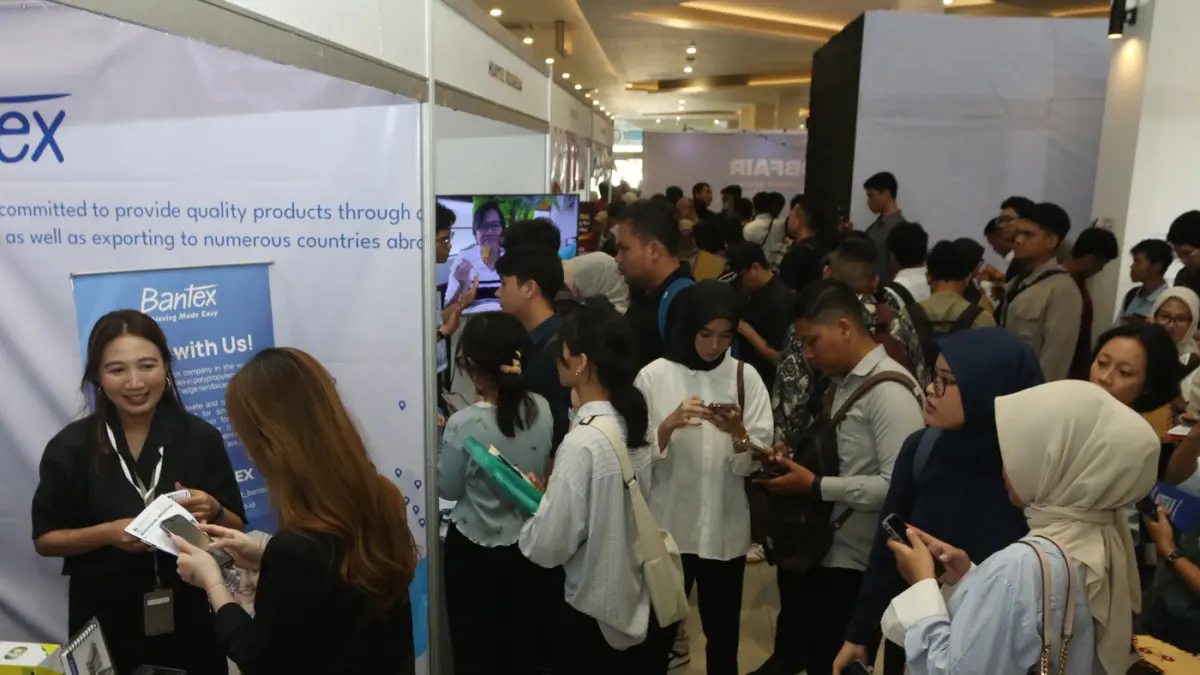 Antusiasme pencari kerja terlihat membludak pada hari pertama Gelaran Campus Job Fair Semarang 2026. (Nur Chamim/Jawapos Radar Semarang)