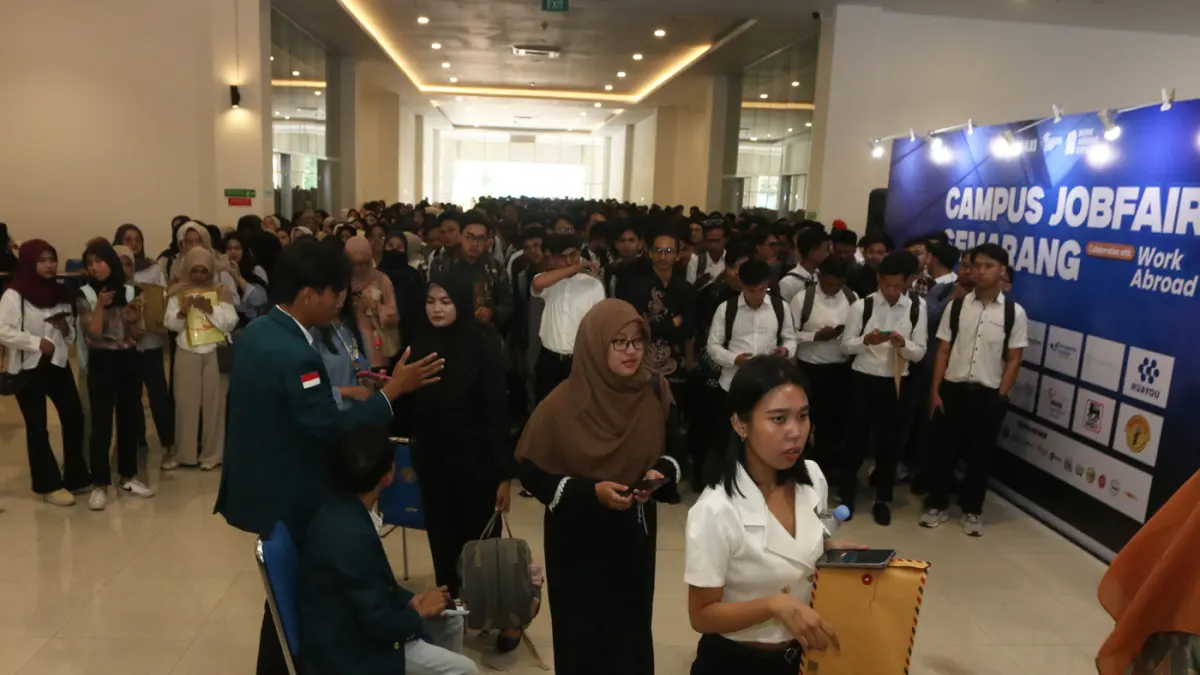 Antusiasme pencari kerja terlihat membludak pada hari pertama Gelaran Campus Job Fair Semarang 2026. (Nur Chamim/Jawapos Radar Semarang)
