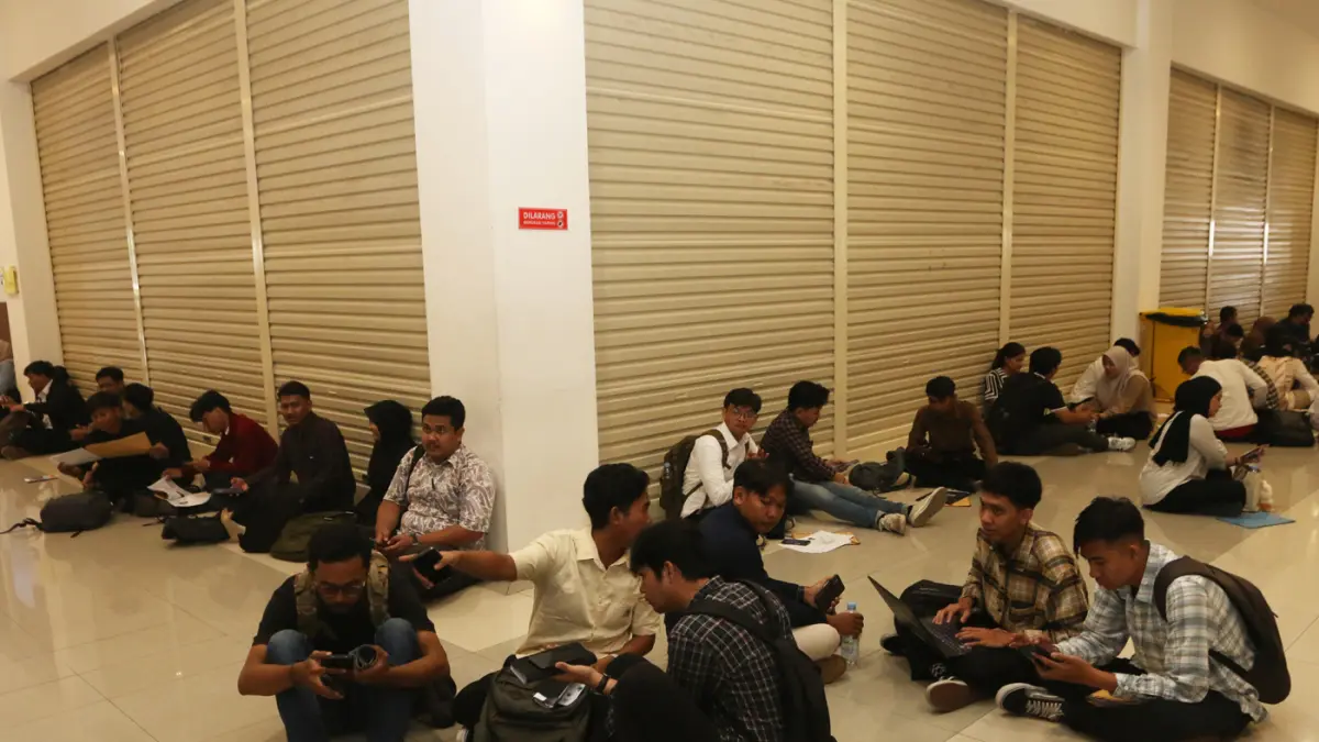 Antusiasme pencari kerja terlihat membludak pada hari pertama Gelaran Campus Job Fair Semarang 2026. (Nur Chamim/Jawapos Radar Semarang)