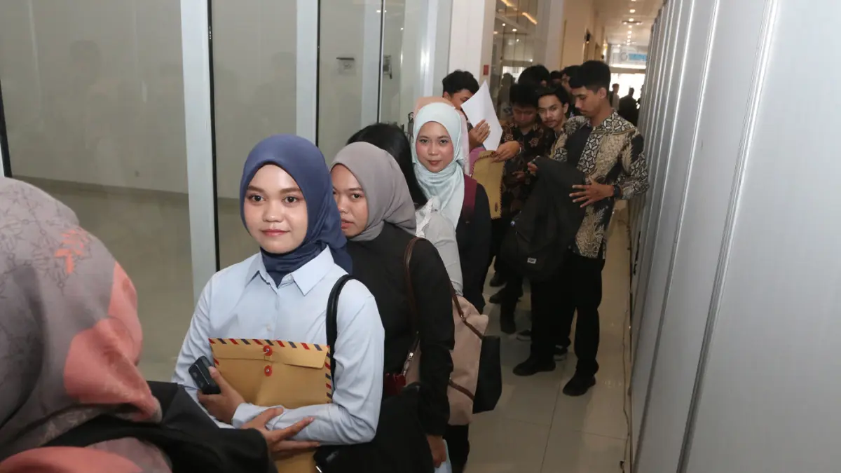 Antusiasme pencari kerja terlihat membludak pada hari pertama Gelaran Campus Job Fair Semarang 2026. (Nur Chamim/Jawapos Radar Semarang)