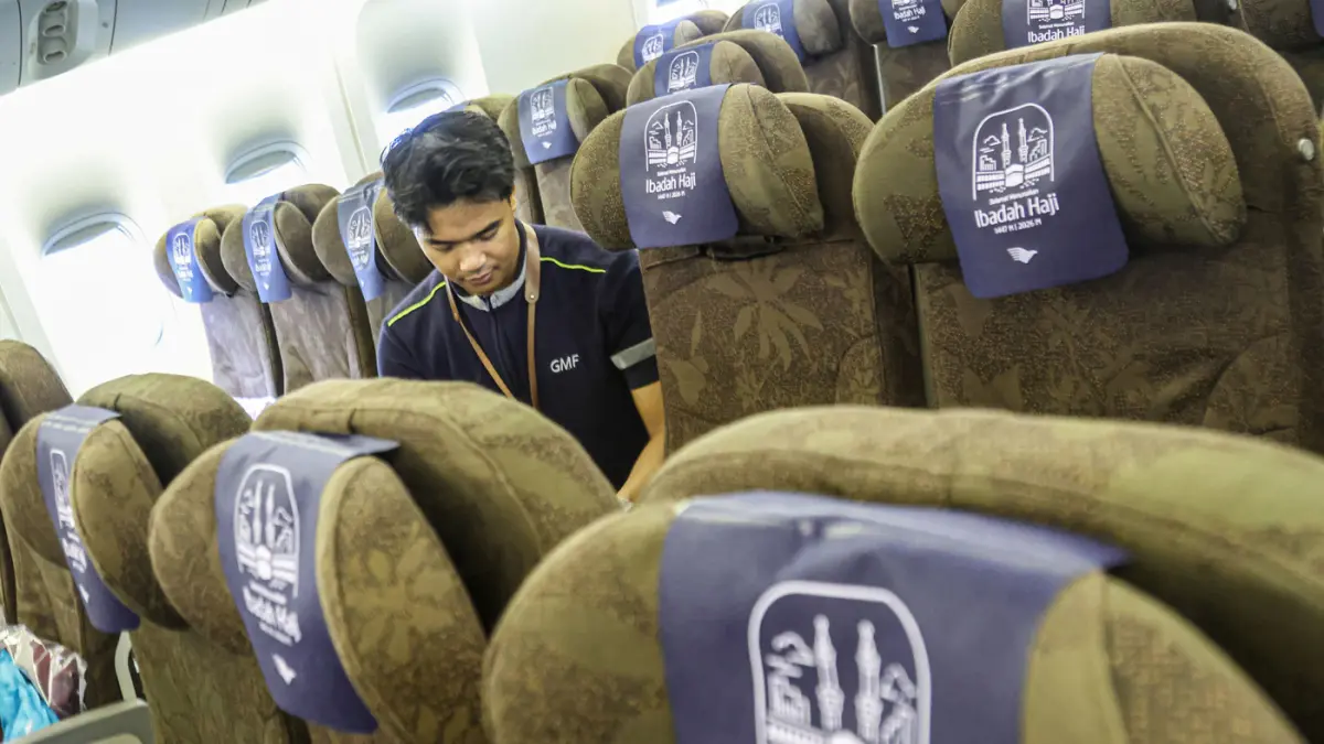 Awak kabin membersihkan kursi di pesawat Garuda Indonesia di GMF AeorAsia, Bandara Soekarnk-Hatta, Tangerang, Rabu (15/04/2026). (Hanung Hambara/Jawa Pos)