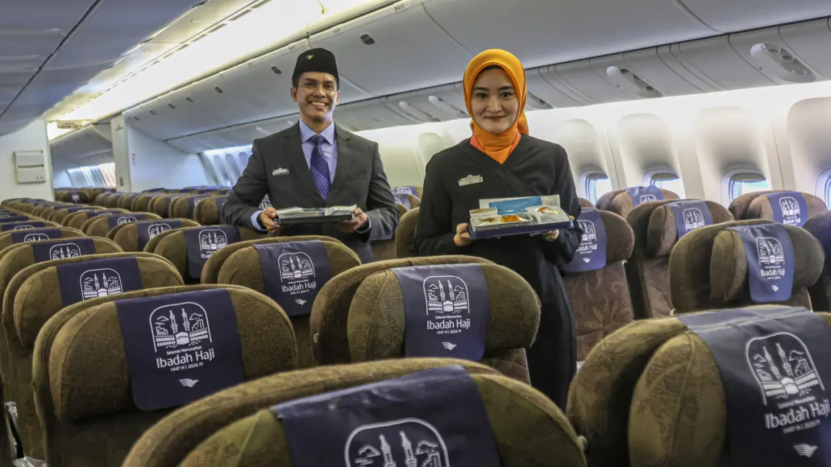 Awak kabin menunjukan menu yang nantinya disiapkan untuk logistik para calon jamaah haji di pesawat Garuda Indonesia di GMF AeorAsia, Bandara Soekarnk-Hatta, Tangerang, Rabu (15/04/2026). (Hanung Hambara/Jawa Pos)