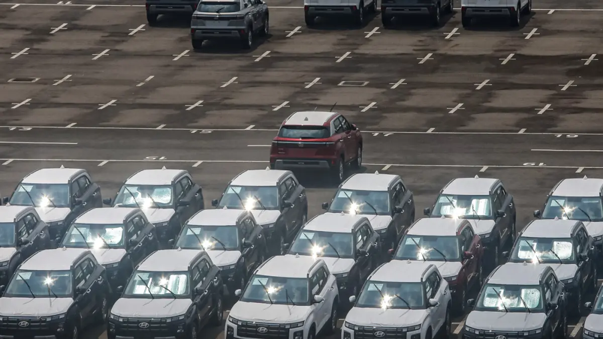 Deretan unit mobil baru terparkir di salah satu pabrik, Cikarang, Kabupaten Bekasi, Jawa Barat, Senin (13/4/2026). (Salman Toyibi/Jawa Pos)