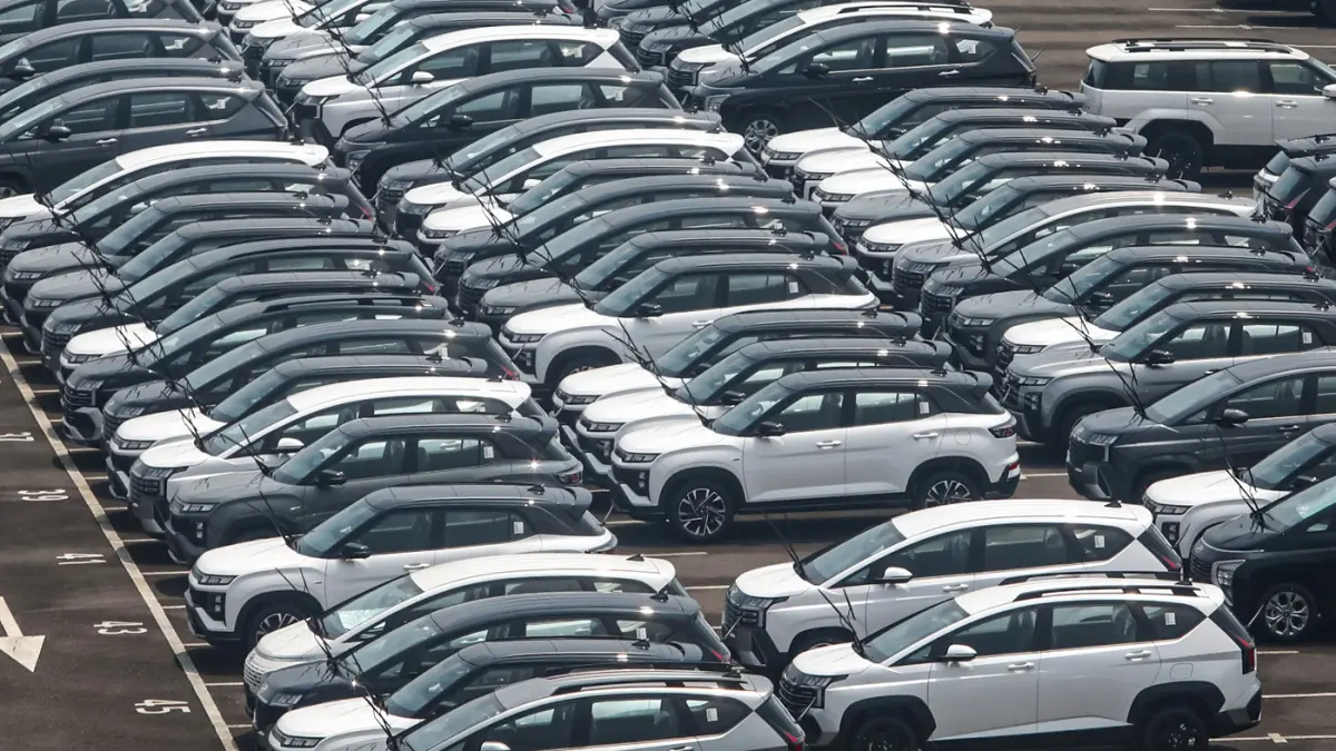 Deretan unit mobil baru terparkir di salah satu pabrik, Cikarang, Kabupaten Bekasi, Jawa Barat, Senin (13/4/2026). (Salman Toyibi/Jawa Pos)