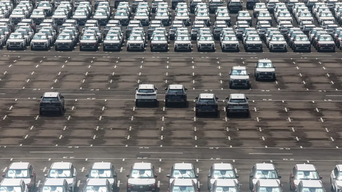 Deretan unit mobil baru terparkir di salah satu pabrik, Cikarang, Kabupaten Bekasi, Jawa Barat, Senin (13/4/2026). (Salman Toyibi/Jawa Pos)