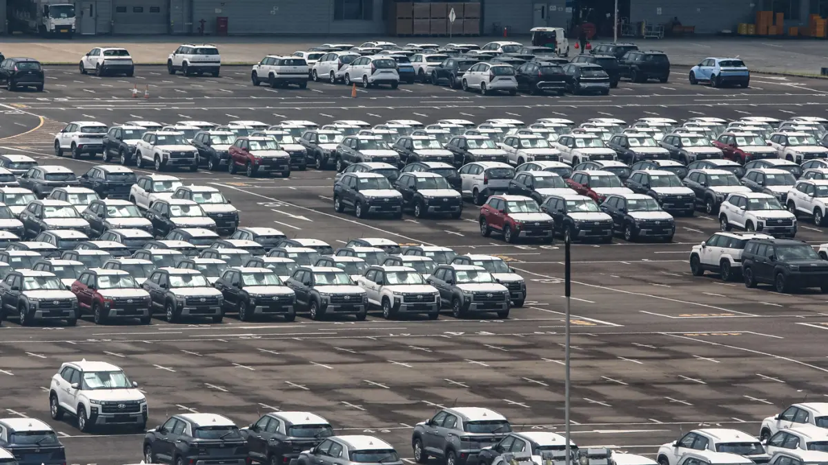 Deretan unit mobil baru terparkir di salah satu pabrik, Cikarang, Kabupaten Bekasi, Jawa Barat, Senin (13/4/2026). (Salman Toyibi/Jawa Pos)