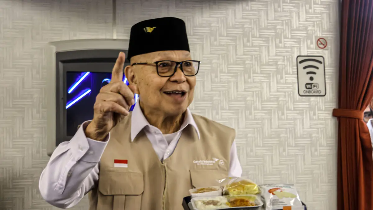 Dirut Garuda Indonesia Glenny Kairupan (tengah) memperlihatkan logistik untuk calon jamaah haji saat meninjau di pesawat Garuda Indonesia di GMF AeorAsia, Bandara Soekarnk-Hatta, Tangerang, Rabu (15/04/2026). (Hanung Hambara/Jawa Pos)