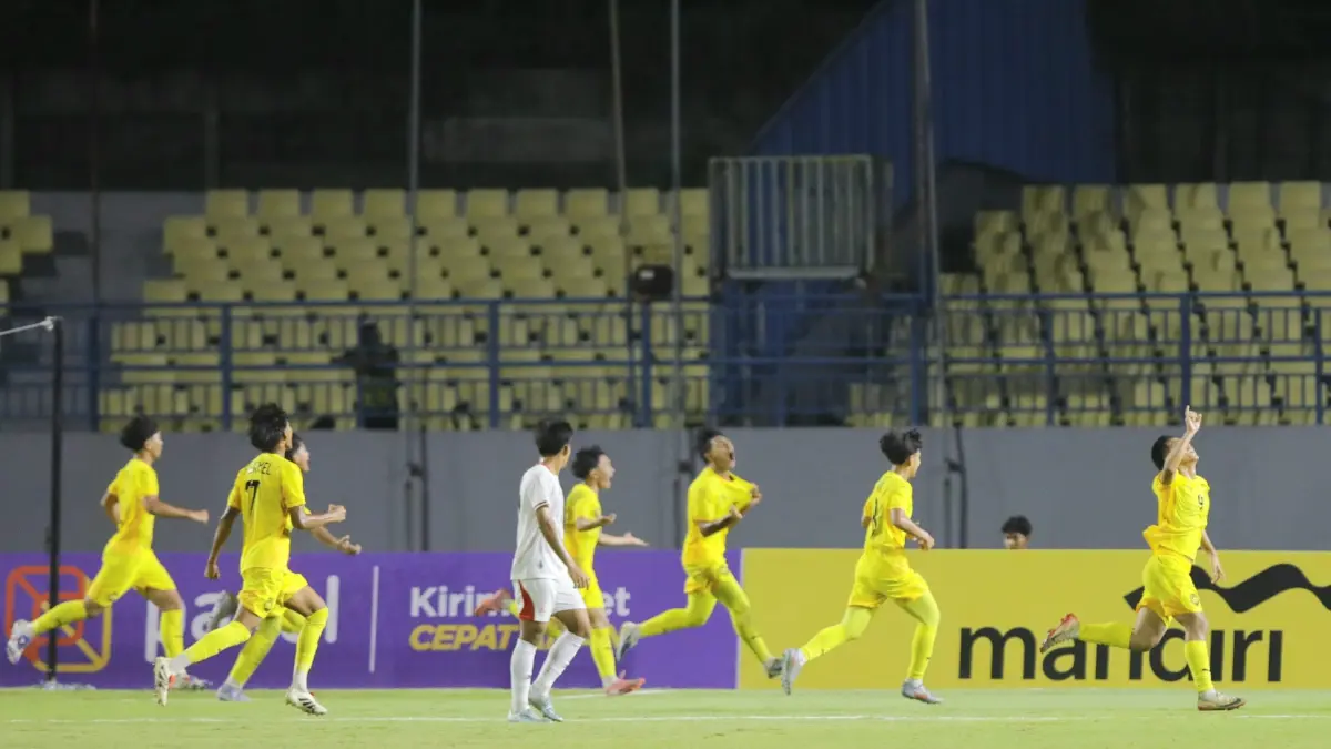 Selebrasi Muhammad Fareez Danial dan para pemain Malaysia lainnya usai membobol gawang Indonesia di penyisihan grup A ASEAN U-17 Boys Championship atau AFF U-17 di Stadion Gelora Joko Samudro, Gresik, Jawa Timur, Senin (13/4/2026). (Riana Setiawan/ JawaPo