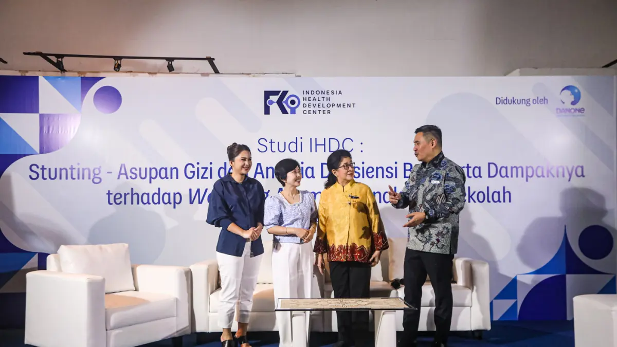 (kiri-kanan) Influencer dan Ibu dari dua orang anak Putri Titian, President of Indonesian Nutrition Association Dr. dr. Luciana B. Sutanto, MS, SpGK(K), Ketua Dewan Pembina Indonesia Health Development Center (IHDC) Prof. Dr. dr. Nila Djuwita F. Moeloek d