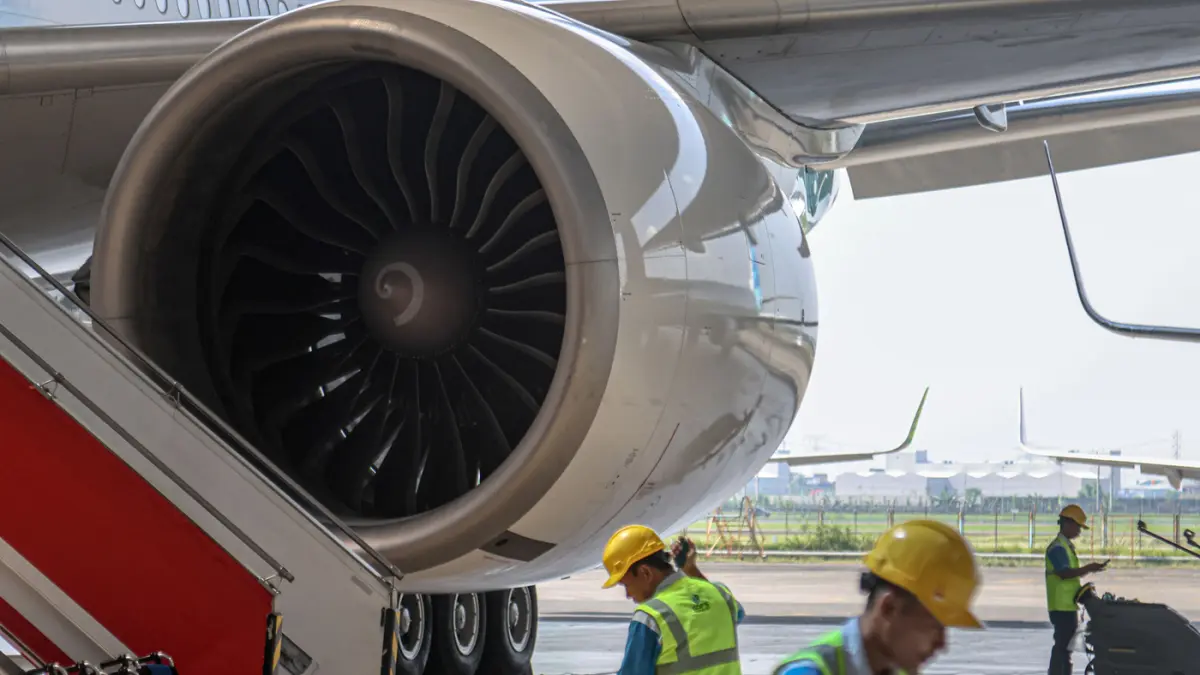Kru darat mengecek kesiapan pesawat Garuda Indonesia di GMF AeorAsia, Bandara Soekarnk-Hatta, Tangerang, Rabu (15/04/2026). (Hanung Hambara/Jawa Pos)