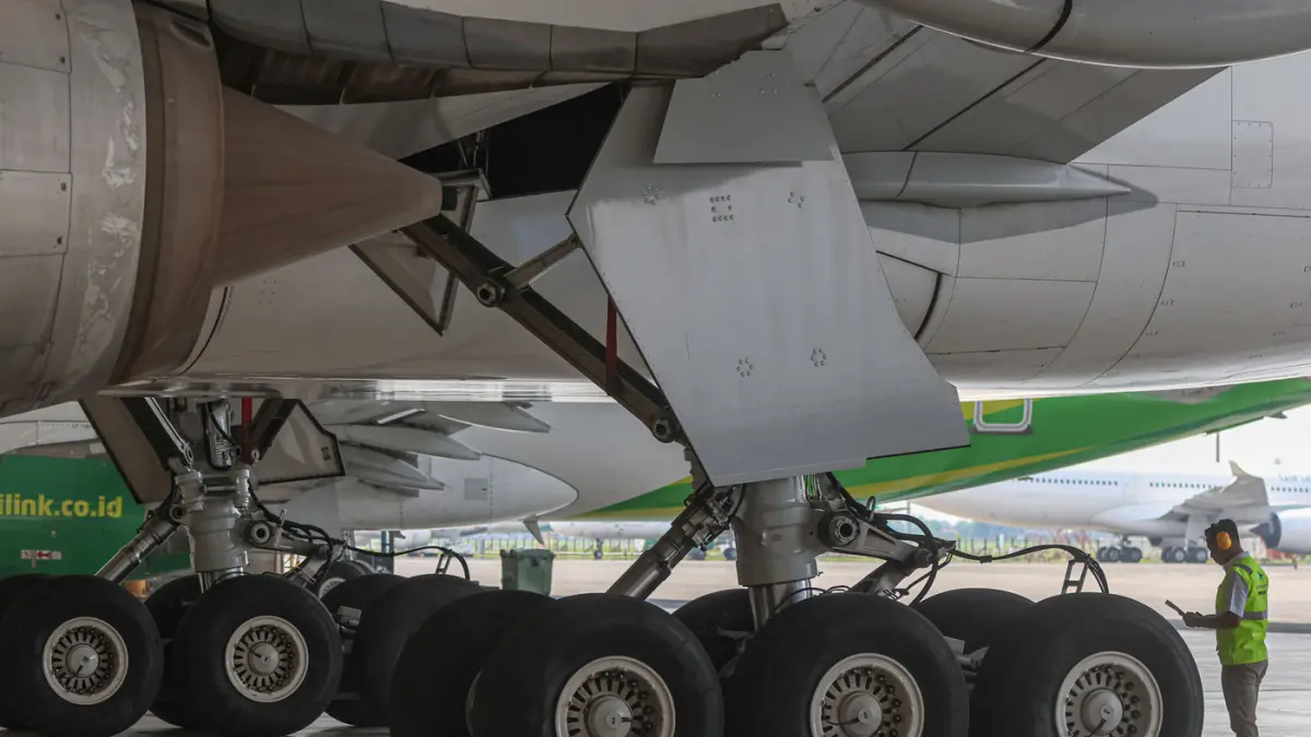 Kru darat mengecek kesiapan pesawat Garuda Indonesia di GMF AeorAsia, Bandara Soekarnk-Hatta, Tangerang, Rabu (15/04/2026). (Hanung Hambara/Jawa Pos)