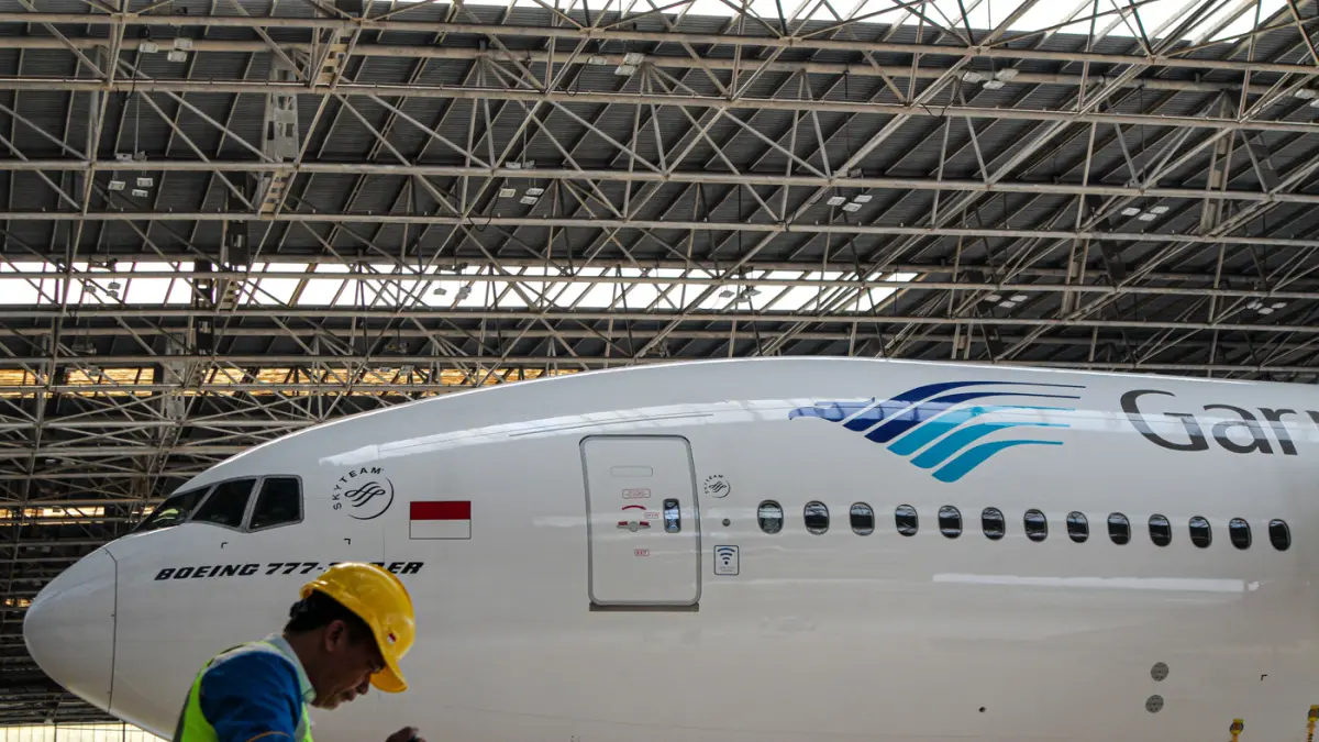 Kru darat mengecek kesiapan pesawat Garuda Indonesia di GMF AeorAsia, Bandara Soekarnk-Hatta, Tangerang, Rabu (15/04/2026). (Hanung Hambara/Jawa Pos)