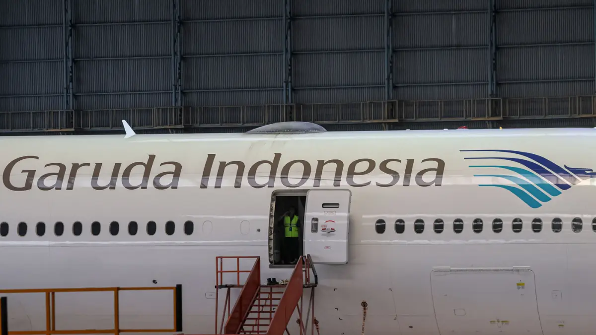 Kru darat mengecek kesiapan pesawat Garuda Indonesia di GMF AeorAsia, Bandara Soekarnk-Hatta, Tangerang, Rabu (15/04/2026). (Hanung Hambara/Jawa Pos)